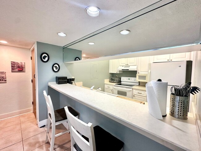 Building Photo - Lofty Vibes & Backyard Views – Your Dream ...