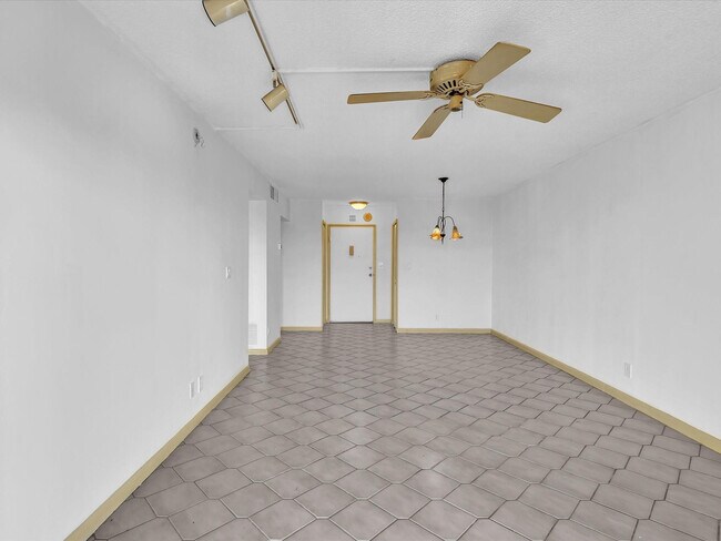 Building Photo - 900 NE 18th Ave