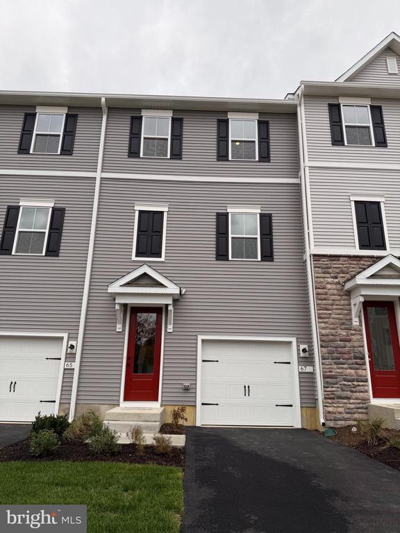 Building Photo - 67 Basswood St