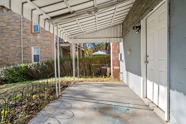 Building Photo - SCORE 50% OFF 1ST MONTH'S RENT IF SIGNED BY DEC 12! Cozy 3 Bedroom home in McKees Rocks available...