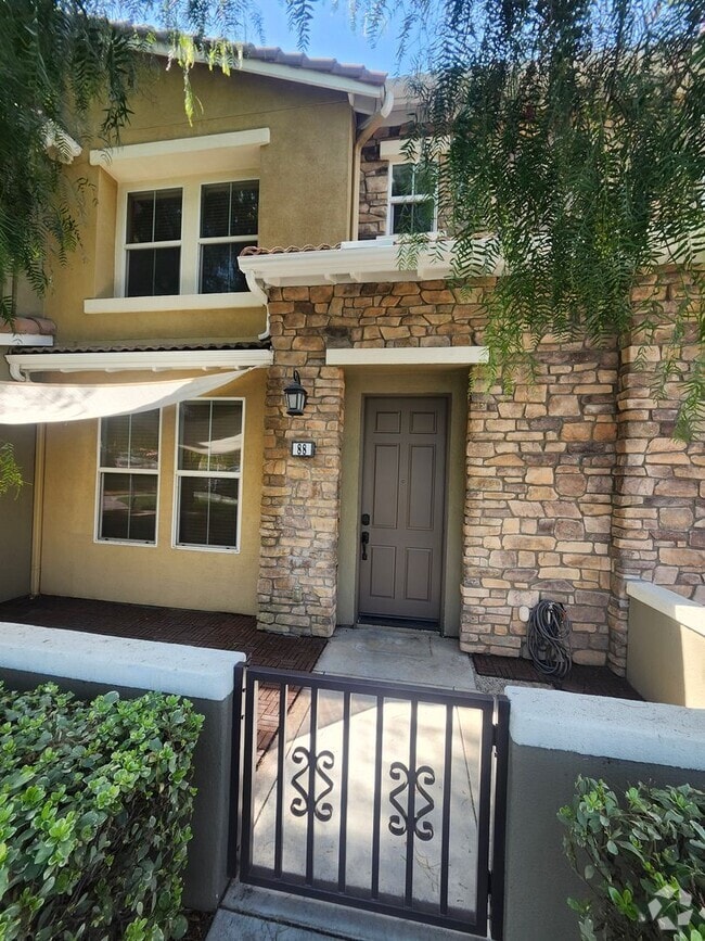 Building Photo - Beautiful two-story townhouse in Fontana G...