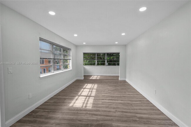 Building Photo - 245 NE 191st St