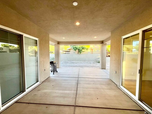 Building Photo - 1330 W Ridgeview Dr