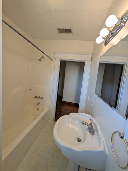 Bath - 1703 S Preston St