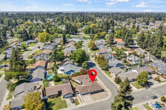 Building Photo - Desirable Pocket-Greenhaven Half-Plex for ...