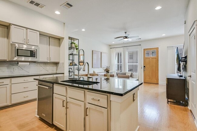 Building Photo - 2520 Bluebonnet Ln