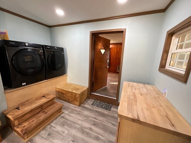 Building Photo - Spacious 3/2 in Greenwood with Everything ...