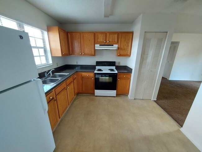 Building Photo - 1 Hickory Track