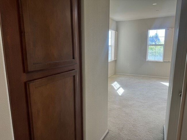 Building Photo - ONE MONTH FREE RENT! Beautiful 4 bedroom, ...