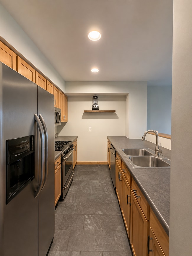Building Photo - WONDERFUL 2 BEDROOM 1.5 BATH TOWNHOUSE W/ 1-CAR GARAGE!