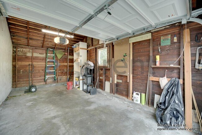 Building Photo - 4522 NE 54th St