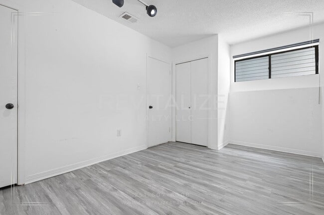 Building Photo - 2739 Knollwood Dr