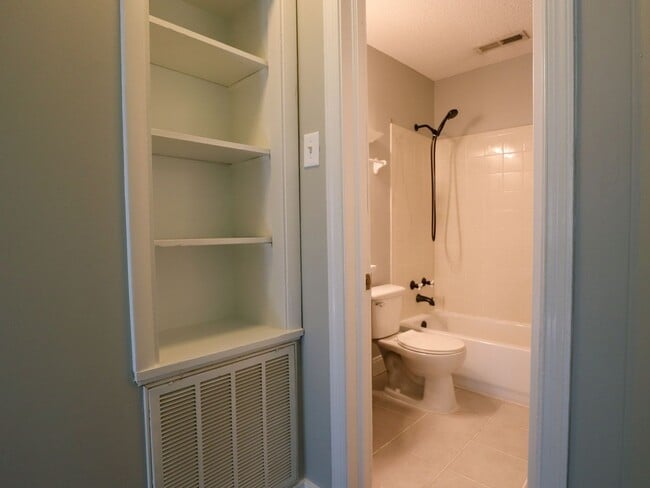 Building Photo - Cozy 2-Bedroom Home on Half an Acre in Nor...