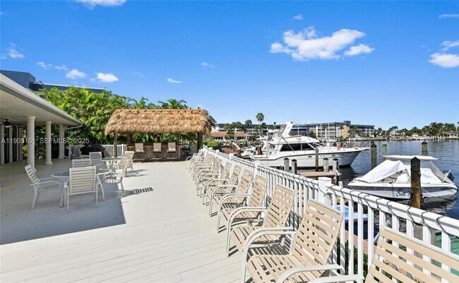 Building Photo - 484 Commodore Cir