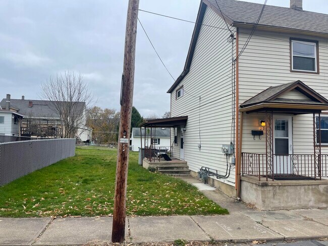 204 Porch - 204 Jefferson St