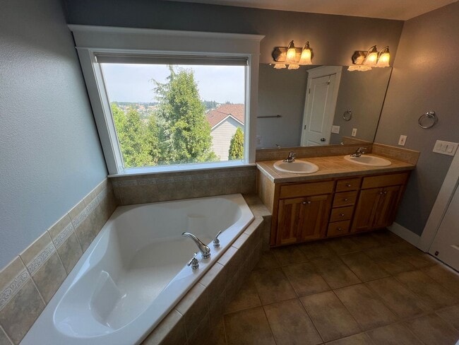 Building Photo - Large Three Bedroom Home in West Salem wit...
