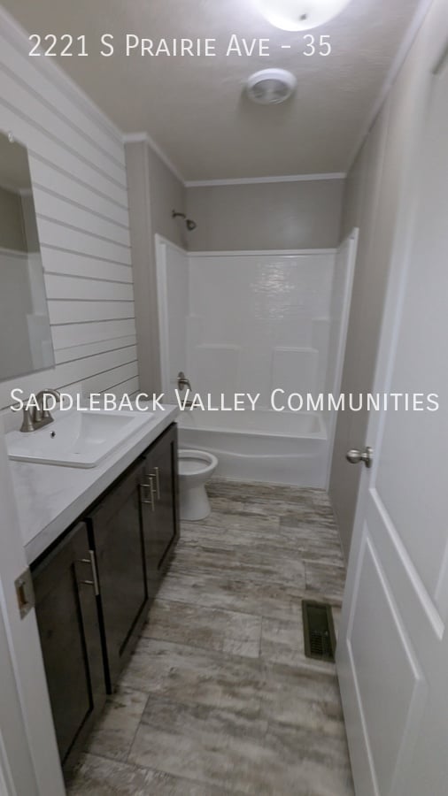 Building Photo - 2221 S Prairie Ave