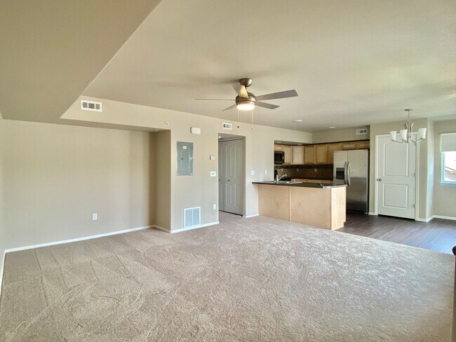 Building Photo - West Greeley Spacious Townhome With New Carpet!