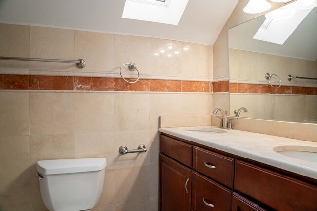 Building Photo - Gorgeous 5 Bedroom / 4 Full Bath Home along Chicago River