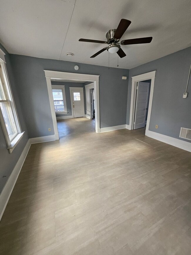 Building Photo - Newly renovated upper 3 bedroom unit