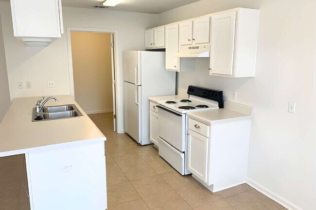 Building Photo - Charming Brick Home in a Cul-de-Sac!