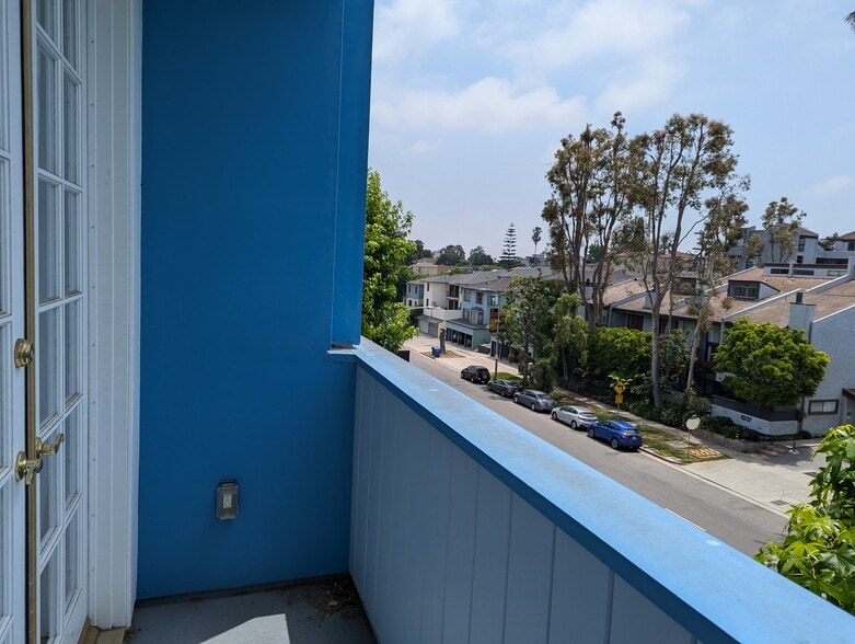 Building Photo - 1930 S Beverly Glen Blvd