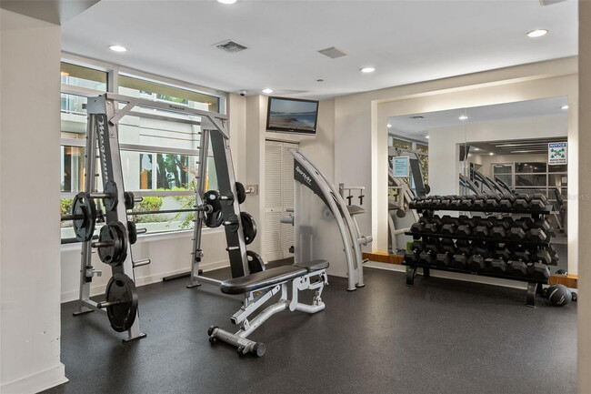 Building Photo - Modern 2 Bed/2 Bath Condo