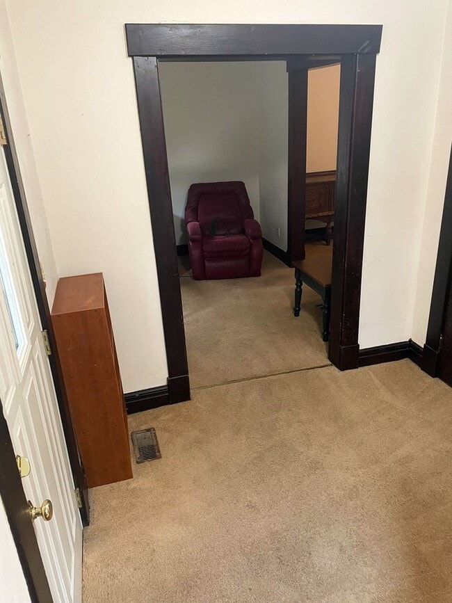 Building Photo - 117 E Davis Ave