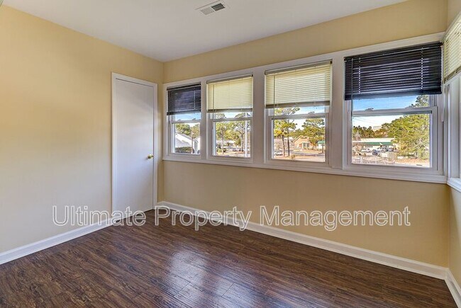 Building Photo - 2504 Flint Dr