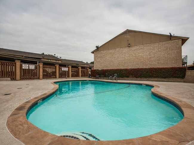 Building Photo - 5833 Sandhurst Ln