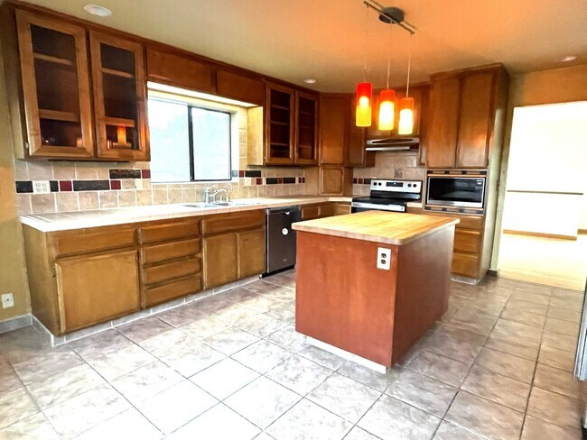 Building Photo - 3 bedroom 3 bath plus a large room downstairs in Lake Wildwood, Penn Valley, CA