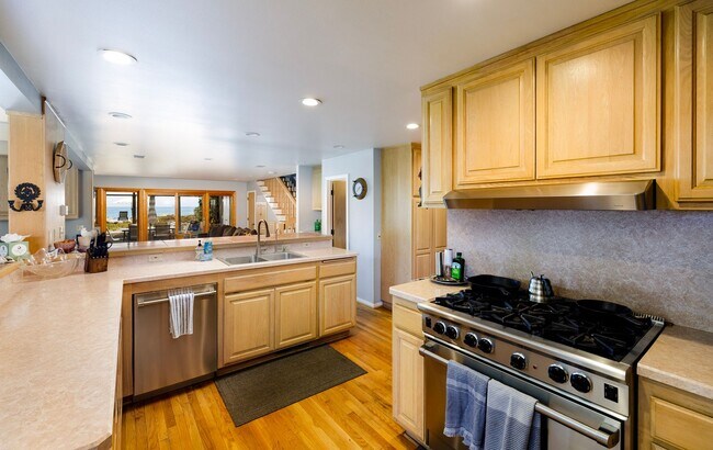 Building Photo - 4499 Del Mar Ave