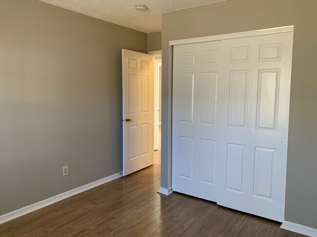 Building Photo - SW Large Brick Home, Updated Kitchen & Bathrooms, Wood Like Flooring, Fenced Yard!