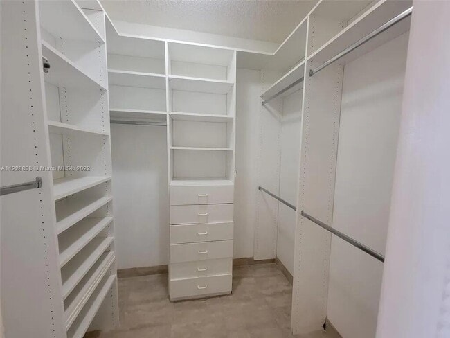Building Photo - 10860 Fillmore Dr