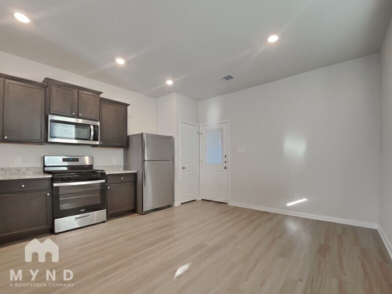 Building Photo - 15442 Maple Ter Dr