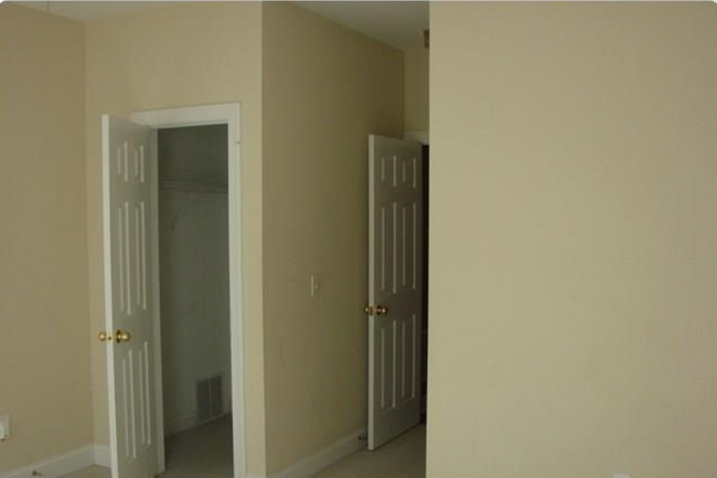 Building Photo - 6431 Park Pond Dr