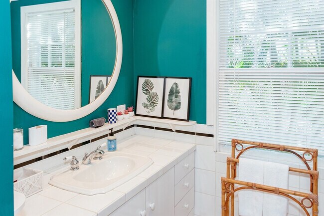 Building Photo - 519 28th St