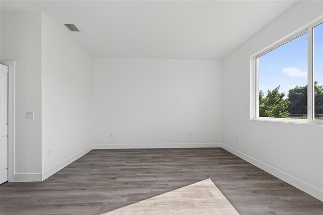 Building Photo - 511 Sweetwater Dr