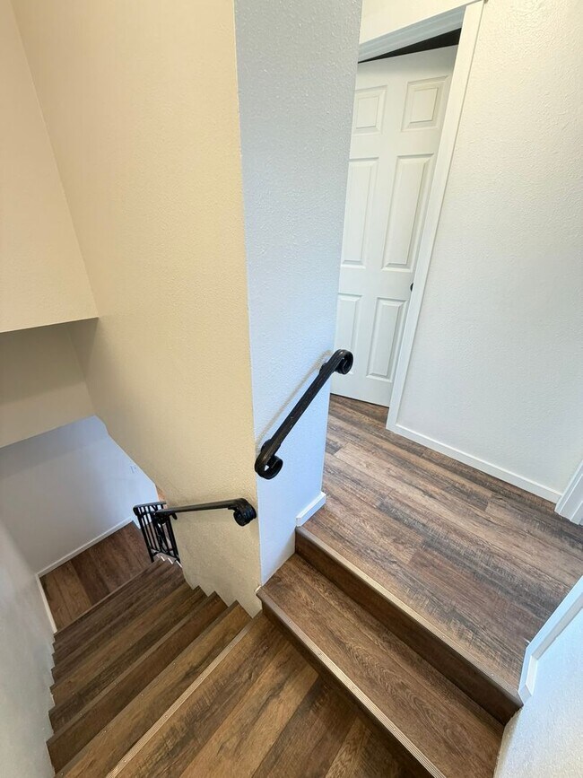 Building Photo - 2 Bedroom Town House!