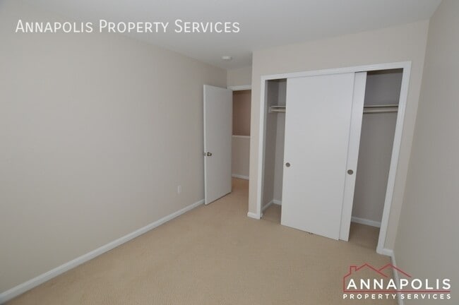 Building Photo - 1424 Greendale Ct