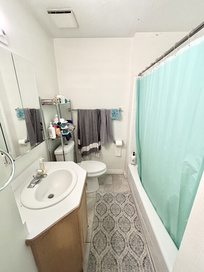 Building Photo - 1533 N 550 W