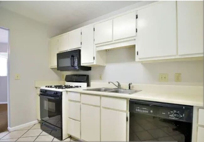 Building Photo - 3 Bedroom 2 Bath- back yard covered patio