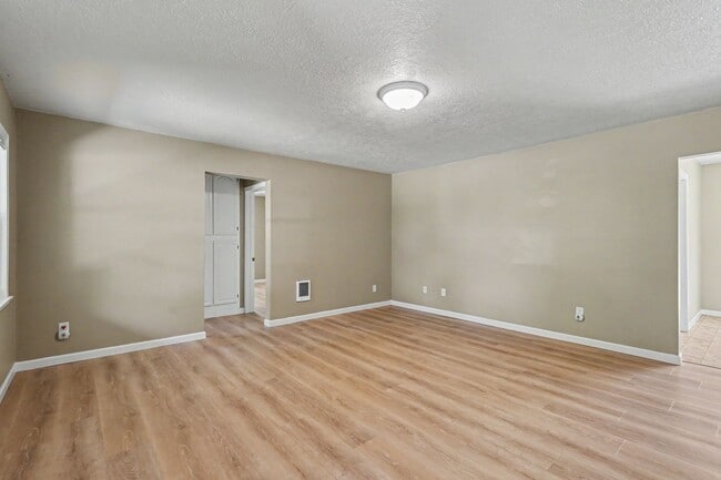 Building Photo - 3080 Park Ave NE