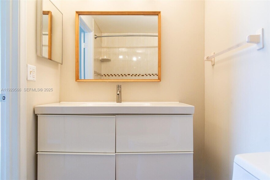 Building Photo - 16749 Hemingway Dr