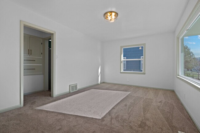 Building Photo - 840 W Montague Ave