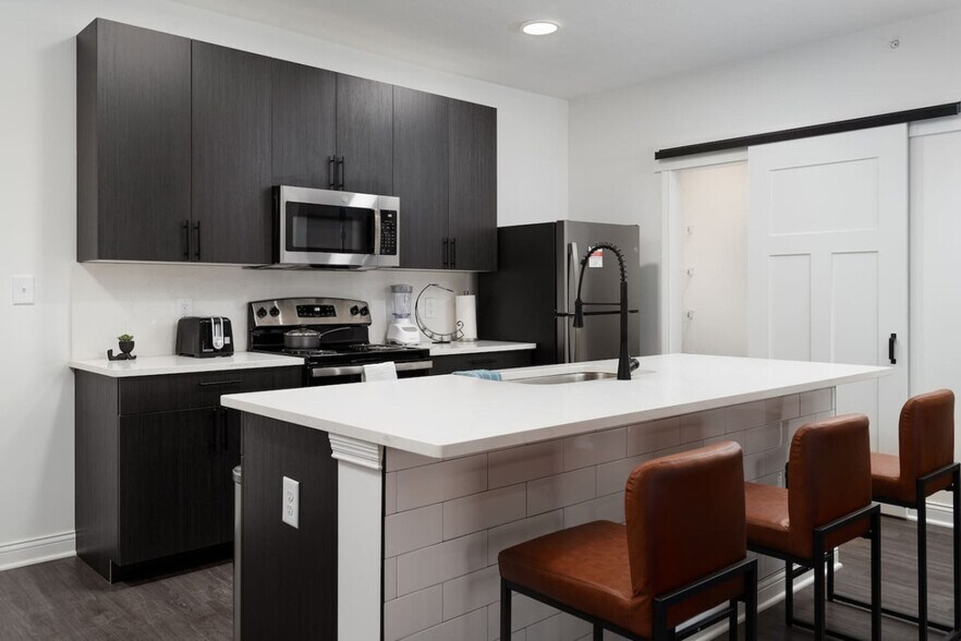 Building Photo - 5861 Royal Ln