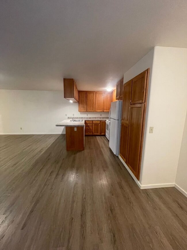 Building Photo - Convieniently located charming duplex with modern updates!