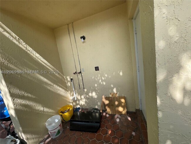 Building Photo - 3677 Florida 3677