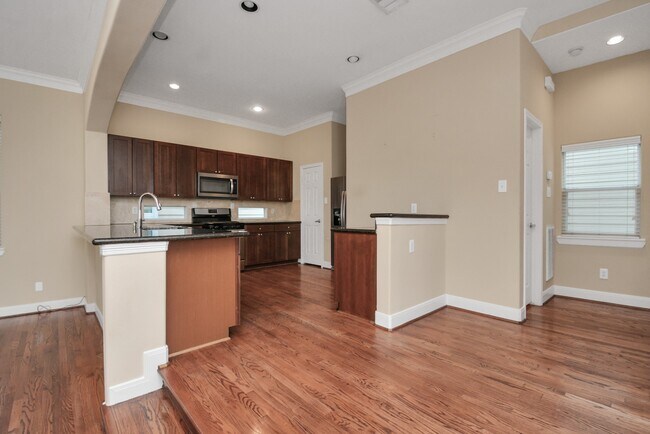 Building Photo - 1137 W 24th St