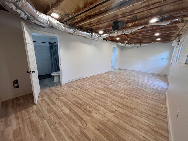 Building Photo - 925 Dogwood Park Dr